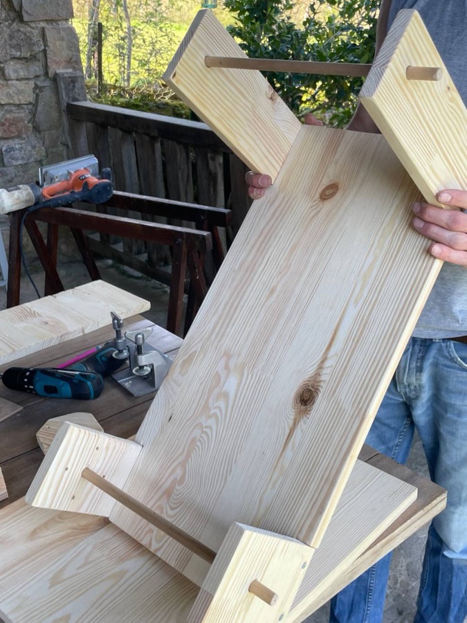 Le métier en bois avant montage : une planche, deux paires de montants et leurs baguettes